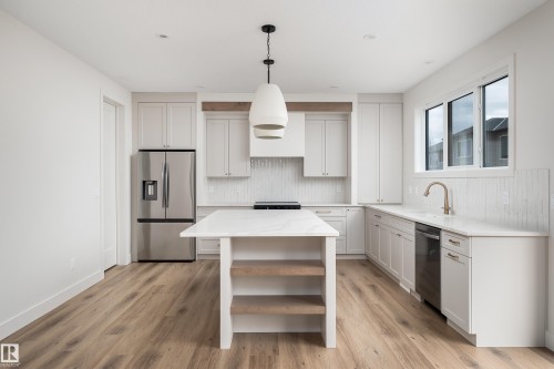 8 Darby Crescent, Spruce Grove, AB - Indoor Photo Showing Kitchen With Upgraded Kitchen