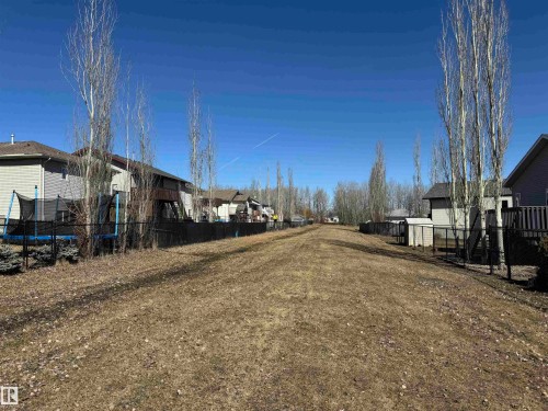 Greenspace behind the back fence. - 4465 38 St, Drayton Valley, AB - Outdoor