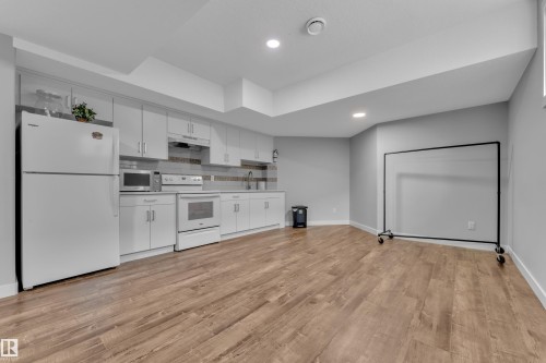 1404 25 Street, Edmonton, AB - Indoor Photo Showing Kitchen
