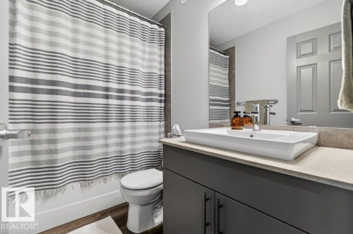 2405 Trumpeter Way, Edmonton, AB - Indoor Photo Showing Bathroom