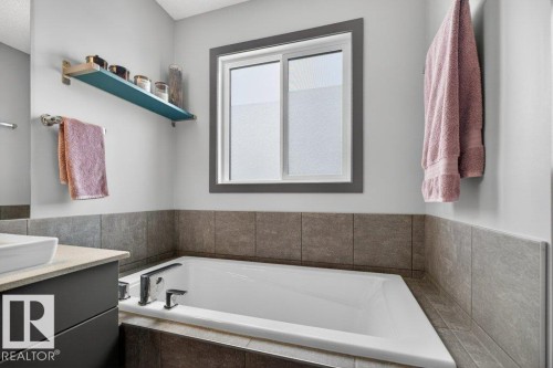 2405 Trumpeter Way, Edmonton, AB - Indoor Photo Showing Bathroom