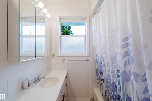 7907 Saskatchewan Drive, Edmonton, AB - Indoor Photo Showing Bathroom