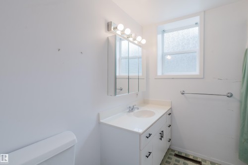 7907 Saskatchewan Drive, Edmonton, AB - Indoor Photo Showing Bathroom