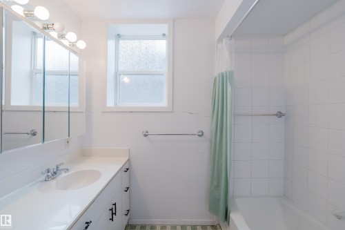 7907 Saskatchewan Drive, Edmonton, AB - Indoor Photo Showing Bathroom