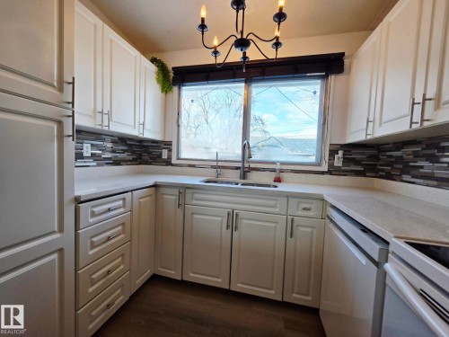 5204 43 Avenue, Leduc, AB - Indoor Photo Showing Kitchen With Double Sink