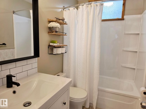 5204 43 Avenue, Leduc, AB - Indoor Photo Showing Bathroom