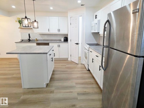 5204 43 Avenue, Leduc, AB - Indoor Photo Showing Kitchen With Upgraded Kitchen