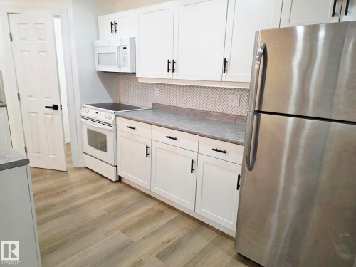5204 43 Avenue, Leduc, AB - Indoor Photo Showing Kitchen