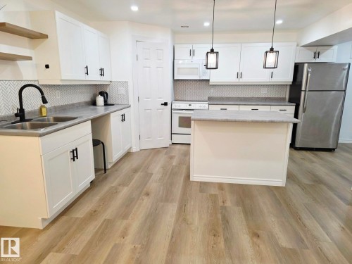 5204 43 Avenue, Leduc, AB - Indoor Photo Showing Kitchen With Double Sink