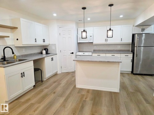 5204 43 Avenue, Leduc, AB - Indoor Photo Showing Kitchen With Double Sink