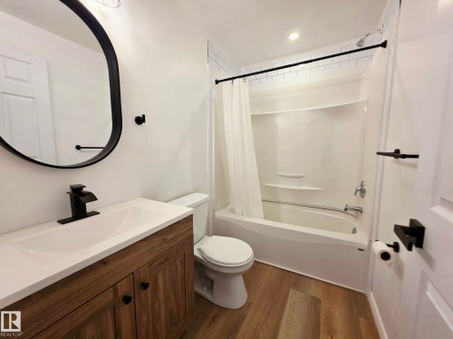5204 43 Avenue, Leduc, AB - Indoor Photo Showing Bathroom