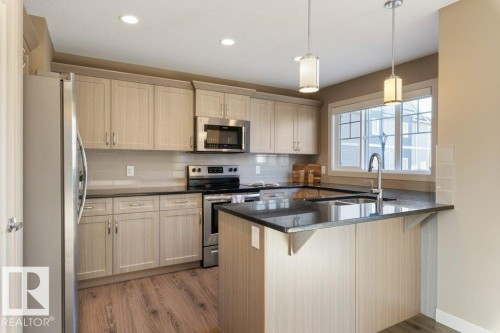 6 1391 Starling Drive, Edmonton, AB - Indoor Photo Showing Kitchen