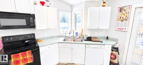 9218 163 Avenue, Edmonton, AB - Indoor Photo Showing Kitchen