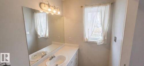9218 163 Avenue, Edmonton, AB - Indoor Photo Showing Bathroom