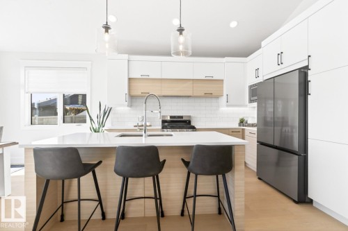 17 Evermore Crescent, St. Albert, AB - Indoor Photo Showing Kitchen With Upgraded Kitchen