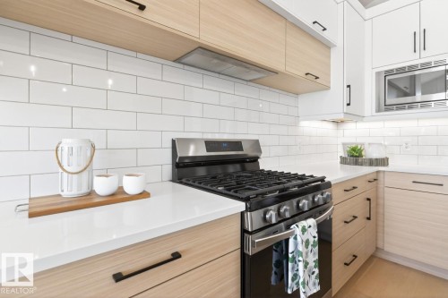 17 Evermore Crescent, St. Albert, AB - Indoor Photo Showing Kitchen With Upgraded Kitchen