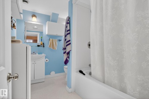 11227 103 Street, Edmonton, AB - Indoor Photo Showing Bathroom