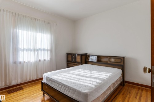 10842 110 Street, Edmonton, AB - Indoor Photo Showing Bedroom
