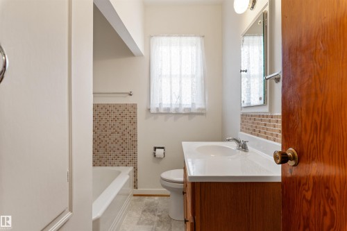 10842 110 Street, Edmonton, AB - Indoor Photo Showing Bathroom