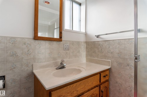 10842 110 Street, Edmonton, AB - Indoor Photo Showing Bathroom