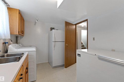 10842 110 Street, Edmonton, AB - Indoor Photo Showing Laundry Room
