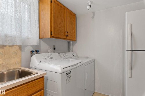 10842 110 Street, Edmonton, AB - Indoor Photo Showing Laundry Room