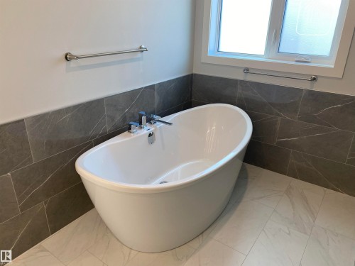 9515 75 Avenue, Edmonton, AB - Indoor Photo Showing Bathroom