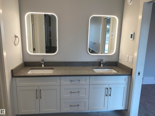 9515 75 Avenue, Edmonton, AB - Indoor Photo Showing Bathroom