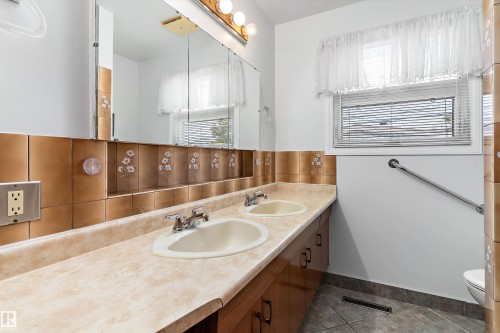 9411 68A Street, Edmonton, AB - Indoor Photo Showing Bathroom