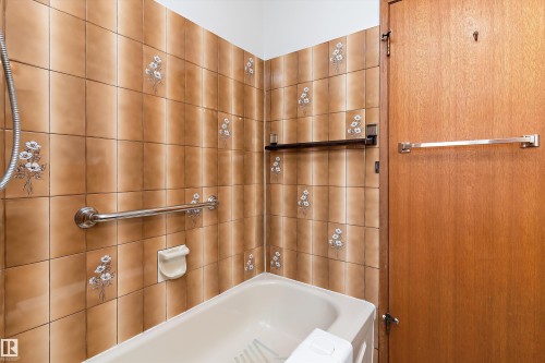 9411 68A Street, Edmonton, AB - Indoor Photo Showing Bathroom
