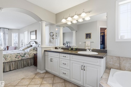 12 577 Butterworth Way, Edmonton, AB - Indoor Photo Showing Bathroom