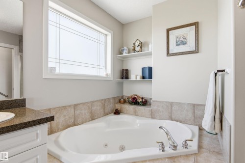 12 577 Butterworth Way, Edmonton, AB - Indoor Photo Showing Bathroom
