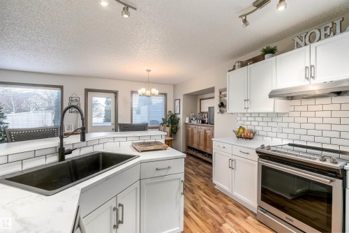 152 Easton Road, Edmonton, AB - Indoor Photo Showing Kitchen