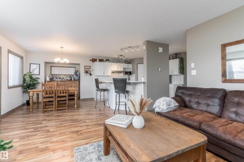 152 Easton Road, Edmonton, AB - Indoor Photo Showing Living Room