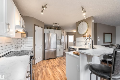 152 Easton Road, Edmonton, AB - Indoor Photo Showing Kitchen With Upgraded Kitchen