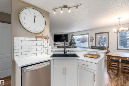 152 Easton Road, Edmonton, AB - Indoor Photo Showing Kitchen