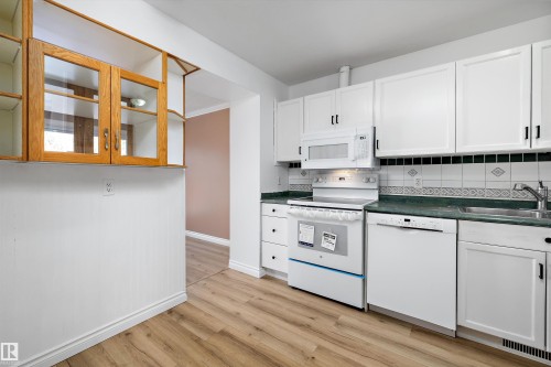 17423 92 Avenue, Edmonton, AB - Indoor Photo Showing Kitchen