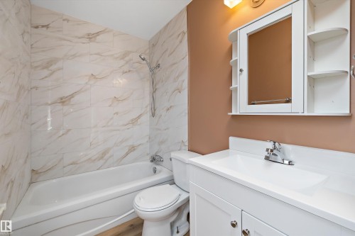 17423 92 Avenue, Edmonton, AB - Indoor Photo Showing Bathroom