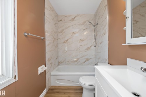 17423 92 Avenue, Edmonton, AB - Indoor Photo Showing Bathroom