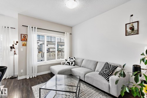 17 3103 Hilton Drive, Edmonton, AB - Indoor Photo Showing Living Room