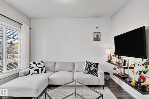 17 3103 Hilton Drive, Edmonton, AB - Indoor Photo Showing Living Room