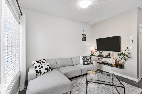 17 3103 Hilton Drive, Edmonton, AB - Indoor Photo Showing Living Room