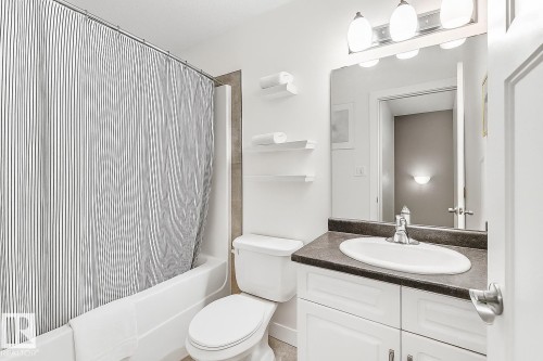17 3103 Hilton Drive, Edmonton, AB - Indoor Photo Showing Bathroom