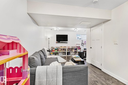 17 3103 Hilton Drive, Edmonton, AB - Indoor Photo Showing Other Room