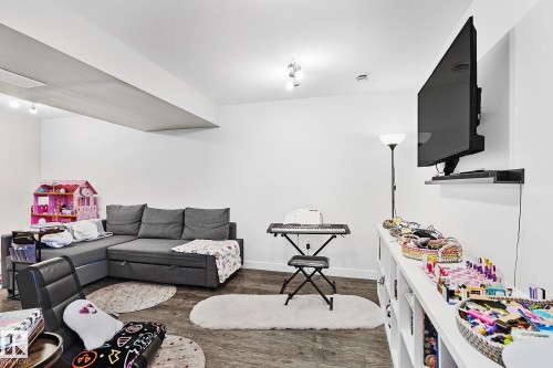 17 3103 Hilton Drive, Edmonton, AB - Indoor Photo Showing Other Room