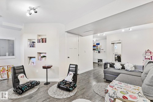 17 3103 Hilton Drive, Edmonton, AB - Indoor Photo Showing Living Room