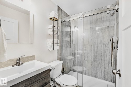 17 3103 Hilton Drive, Edmonton, AB - Indoor Photo Showing Bathroom