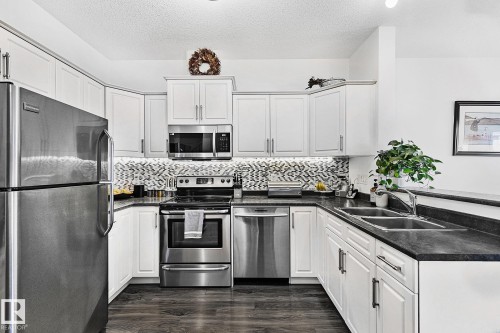 17 3103 Hilton Drive, Edmonton, AB - Indoor Photo Showing Kitchen With Double Sink With Upgraded Kitchen