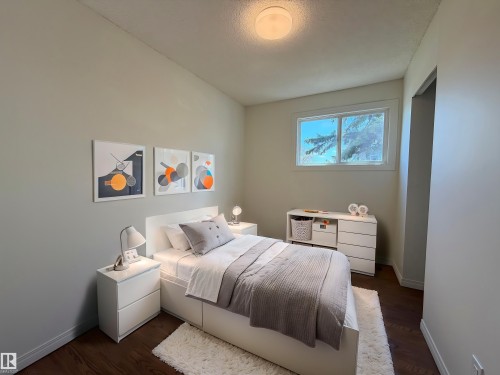 404 Hermitage Road, Edmonton, AB - Indoor Photo Showing Bedroom