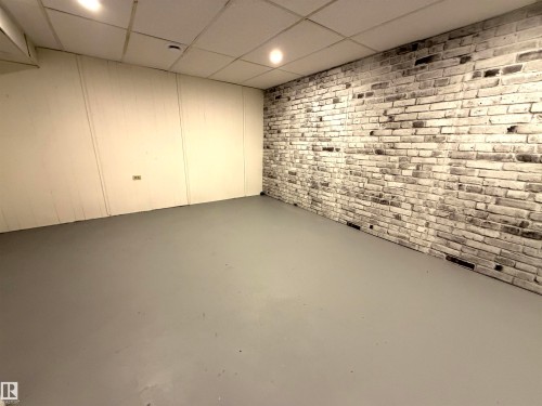 404 Hermitage Road, Edmonton, AB - Indoor